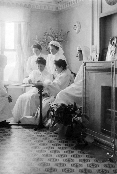 86. 1909 г. За рукоделием с сестрами М-М обители.jpg